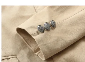 Detail van heren suède blazer mouw met stijlvolle metalen knopen voor het herfstseizoen.