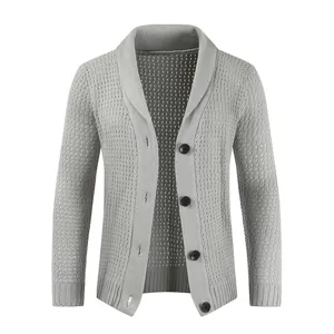 Graues Strickwaren-Detail, feines Lochmuster-Design, Schalkragen-Cardigan, Knopfverschluss.