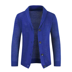 Herren blaue Strickjacke mit Lochmuster Detail, zeigt feines Stricknetz und schöne Knöpfe.