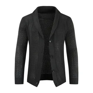 Schwarze Herren Strickjacke mit Lochmuster, Schalkragen und einreihigen Knöpfen ideal.