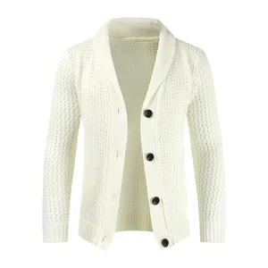Nahaufnahmedetail des weißen Strickcardigans für Herren mit Lochmuster und schwarzen Knöpfen.
