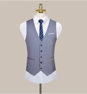 Heren slim fit grijze pakvest met wit overhemd en das voor formele zakelijke bruiloft