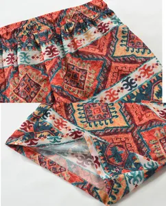 Detailansicht der Herren Freizeitshorts mit ethnischem Muster, elastischem Bund und Saum.