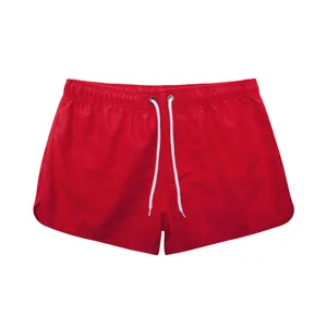 Gros plan sur les details de short de plage rouge pour homme avec cordon de serrage blanc.