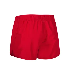 Vue detaillee de short de plage rouge pour homme, avec taille elastique et couleur unie.