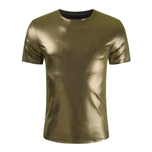 Camiseta de manga corta dorada brillante elegante para hombre, top metálico cuello redondo.