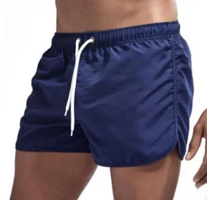 Pantaloncini da mare tinta unita da uomo con coulisse bianca per estate e sport spiaggia.