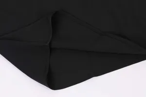 Schwarzer Kleidungsstoff Detailaufnahme zeigt saubere Nähte und feine Texturqualität.
