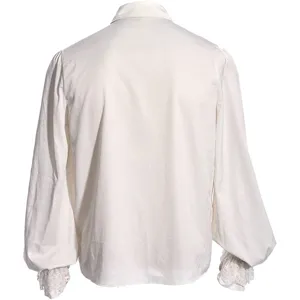 Herren vintage Rüschenhemd Detailansicht, einfarbig weißes langärmeliges Kostüm für Bühne.