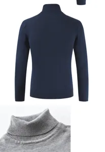 Maglione collo alto uomo tinta unita dettaglio maglia con vista posteriore e colletto.