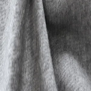 Primo piano del tessuto del maglione in maglia grigia, consistenza morbida e costine.
