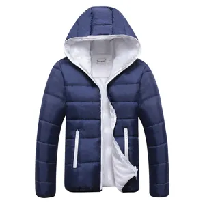 Herren Winter Kapuzen Steppjacke Detailansicht, dicke warme Freizeit Oberbekleidung weiß.