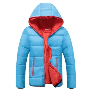 Detailansicht der blauen Winterkapuzenjacke mit rotem Innenfutter und Reißverschlusstaschen.