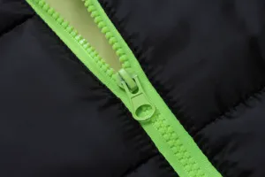 Nahaufnahme Detail der Winter Pufferjacke mit kontrastierendem neongrünen Reißverschluss.