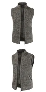Detailansicht der Herren Strick Weste mit warmem Karofutter und hohem Stehkragen Design.