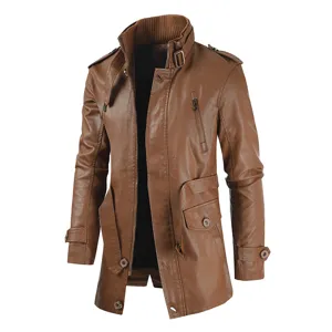 Vue détaillée de la veste en cuir marron pour homme avec doublure polaire et col montant.