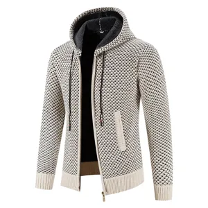 Vista dettagliata del cardigan con cappuccio in maglia strutturata da uomo, fodera in pile.
