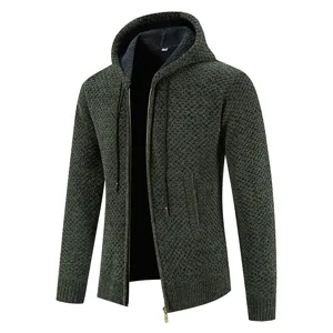 Dettaglio del cardigan in maglia verde scuro da uomo con cappuccio e fodera in pile.