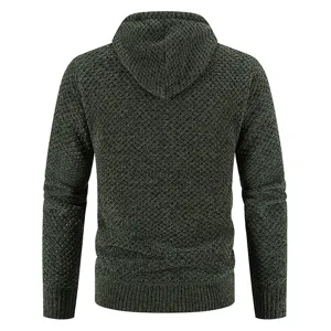 Vista posteriore dettagliata del cardigan in maglia da uomo con cappuccio e trama.