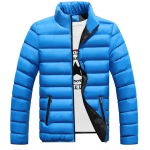 Giacca imbottita trapuntata blu brillante da uomo con collo alto e pratiche tasche con zip.
