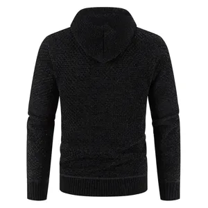 Cardigan con cappuccio in maglia nera da uomo, elegante vista posteriore con trama e vestibilità.
