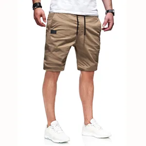 Pantaloncini casual da uomo in khaki con coulisse regolabile e design elegante e pulito.