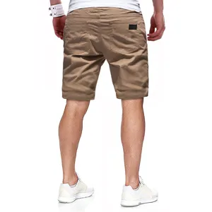 Vista dettagliata di pantaloncini casual da uomo, color kaki tinta unita con tasche posteriori comode.