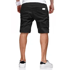 Vista posteriore di pantaloncini casual neri da uomo in tinta unita, con vestibilità comoda e tasca.