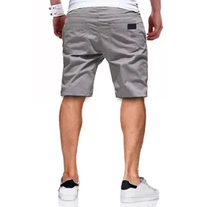 Vista posteriore dettagliata dei pantaloncini casual da uomo grigi con tasche posteriori.