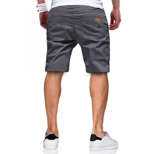 Vista posteriore dettagliata di pantaloncini casual grigi da uomo con tasche e vestibilità.