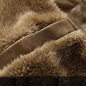 Gedetailleerde close-up van heren bruine PU leren jas met gezellige fleece voering textuur.