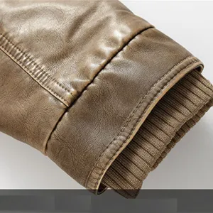 Detail van PU leren herenjas mouw, gewassen bruin kunstleder met geribbelde manchet.