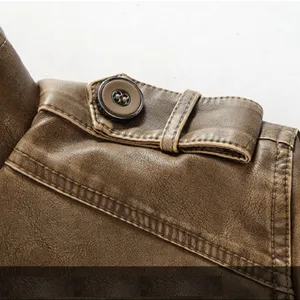 Heren bruine PU lederen jas schouder detail close-up, vintage gewassen motorfiets bovenkleding.