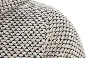 Vista ravvicinata della texture del tessuto del cardigan lavorato a maglia da uomo.
