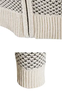 Primo piano dettaglio orlo cardigan in maglia con zip e texture polsini a coste.