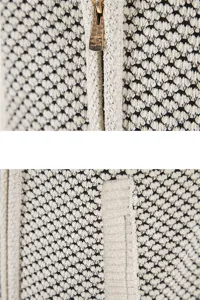 Primo piano del tessuto del cardigan in maglia da uomo, trama in bianco e nero con zip e dettagli.