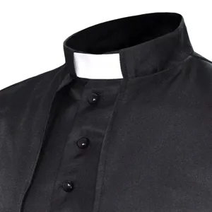 Gros plan détaillé de la chemise de costume de prêtre clérical noir avec col et boutons.