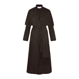 Détail de costume de prêtre marron foncé, robe médiévale rétro avec collier de croix.