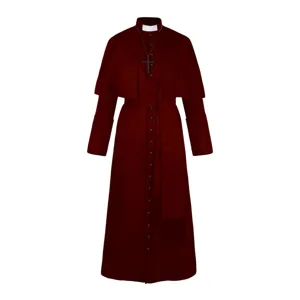Vue détaillée du costume de soutane de prêtre pour hommes rouge foncé avec collier croix.