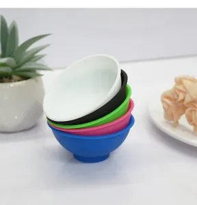 Ciotole di miscelazione in silicone colorato per maschere facciali e trucco, leggero e flessibile.
