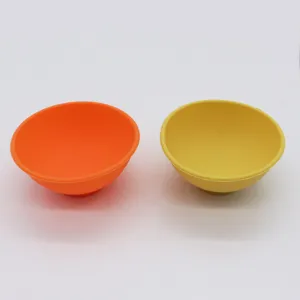Vista dettagliata ravvicinata di ciotole in silicone colorate in arancione e giallo.