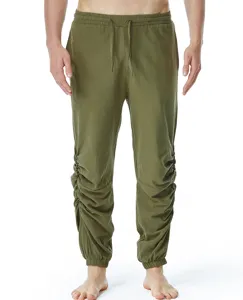 Pantalón informal de hombre de algodón y lino con cordón elástico y detalles fruncidos.