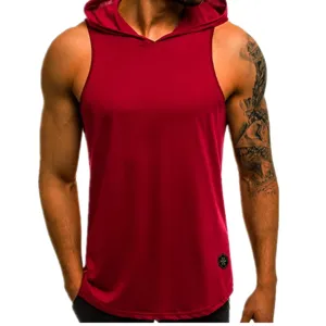 Gedetailleerd aanzicht donkerrode heren sporttanktop met capuchon, mouwloos ademend fitnessshirt.