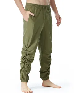Primer plano del pantalón casual de hombre en lino con detalles fruncidos en el lateral.