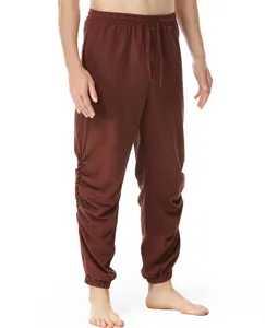 Vista detallada del pantalón informal de lino para hombre con cordón marrón oscuro.