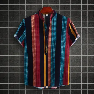 Primo piano dettaglio di camicia a maniche corte da uomo a righe con ciondolo a piuma.