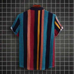 Dettaglio camicia casual manica corta uomo, motivo a righe verticali stile etnico