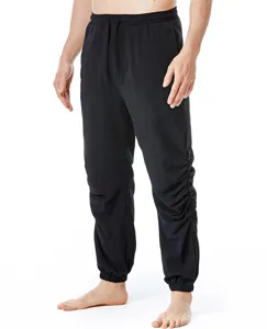 Detalle pantalón de lino negro casual para hombre cintura elástica cordón pliegues lado.