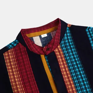 Primo piano dettagliato del colletto della camicia etnica a maniche corte rigata.