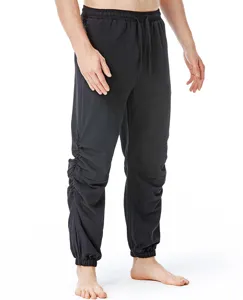 Vista detallada de los pantalones casuales de lino negro con cintura elástica y fruncidos.